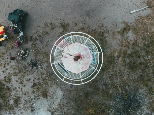 Quels hébergements en Dordogne offrent des ateliers de broderie et des visites de châteaux?